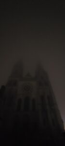 Notre-Dame du brouillard nocturne