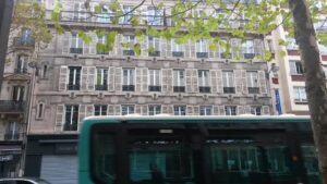 Un bus de l&rsquo;automne parisien