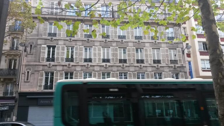 Un bus de l&rsquo;automne parisien