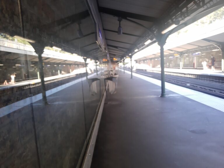 Parallèlement, penché