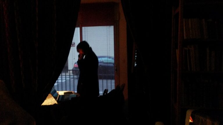 Une femme au téléphone