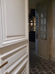 57 V, entre deux portes