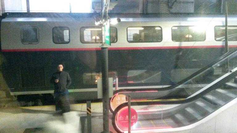 Un grand-père attendant que le train parte