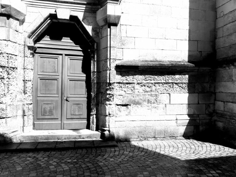 La porte latérale de l&rsquo;église