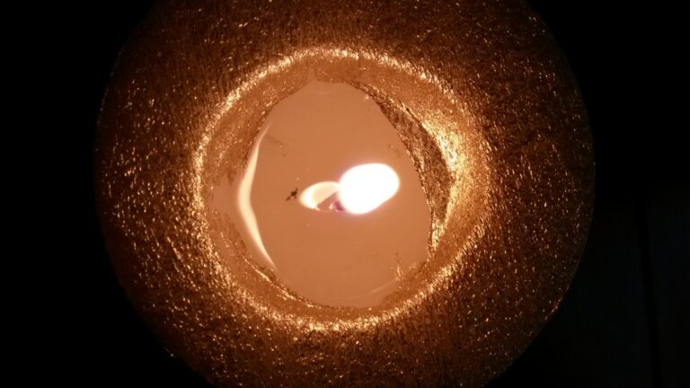 La flamme d’un dimanche novembral