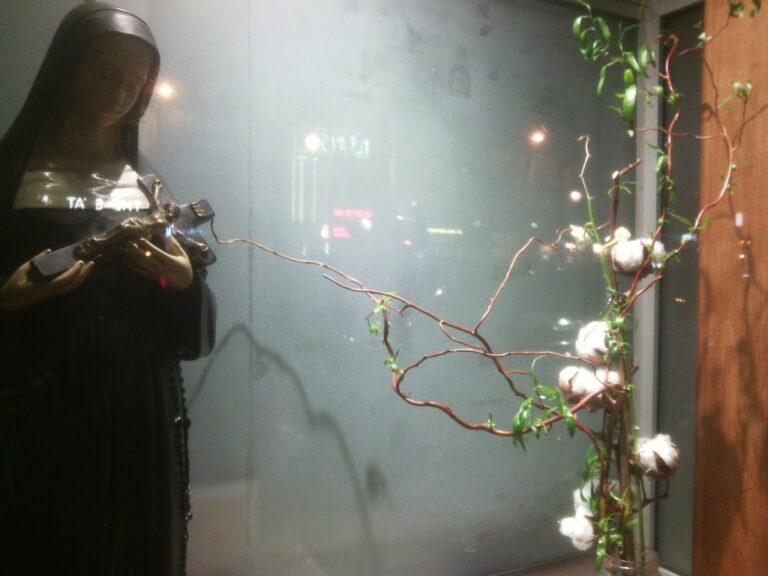 Vitrine de la chapelle Sainte-Rita – boulevard de Clichy