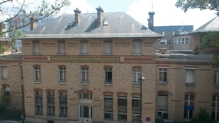 Depuis les toilettes masculines, vue sur l’institut de syphiligraphie
