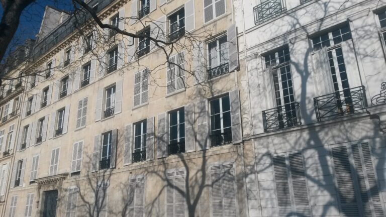 Reflets dans un mur d’argent