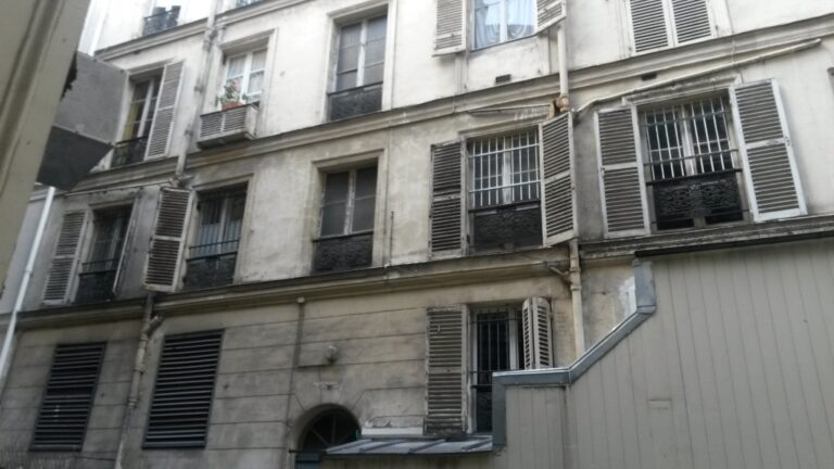 La cour d’un immeuble parisien