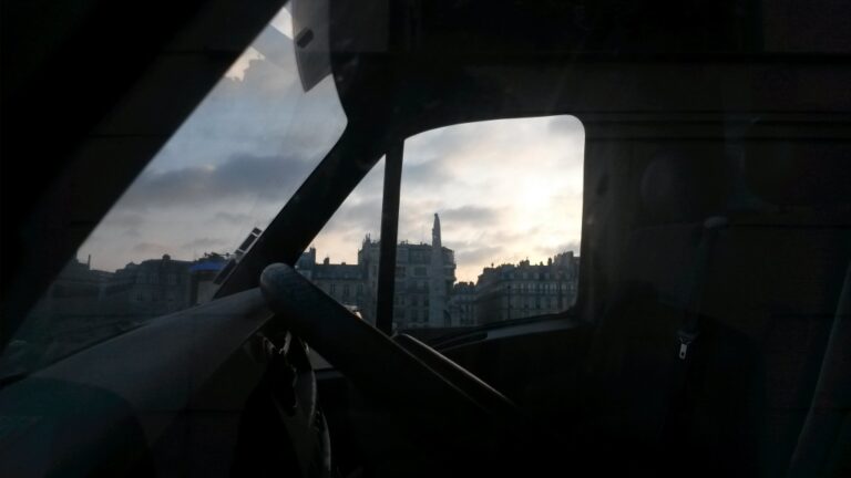 Jeanne d’Arc debout au loin