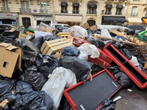 Rue du Four, la suave odeur des ordures offertes