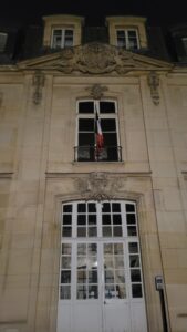 La nuit, le drapeau