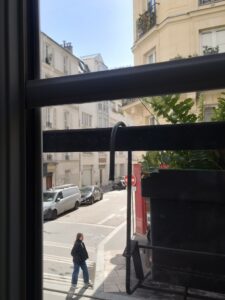 En bas, la rue