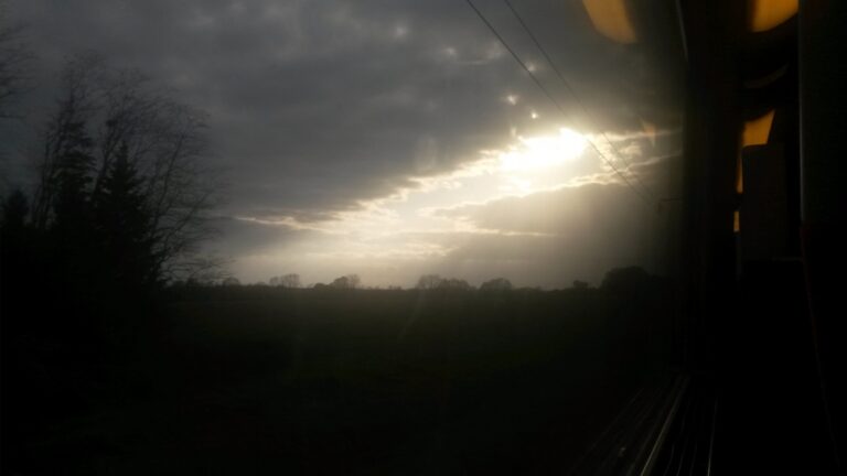 Le train de l&rsquo;Ouest au crépuscule